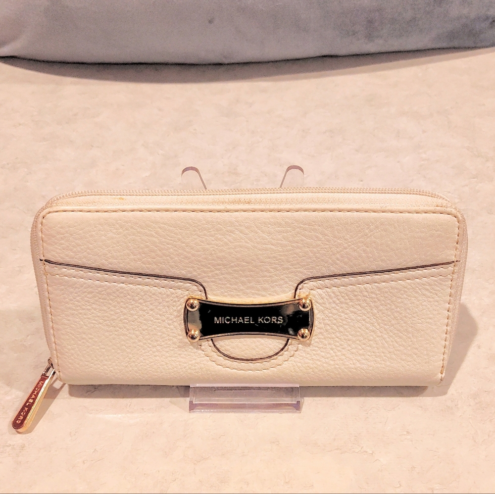 MICHAEL KORS SARATOGA CONTINENTAL ZIP-AROUND LONG WALLET WITH GOLD NAME PLATE